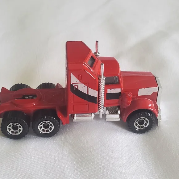Matchbox 1983 Kenworth Aerodyne Semi Truck - Picture 2 of 5
